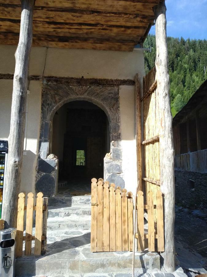 Raul Lushnu Darbaz Bed and Breakfast Μέστια Εξωτερικό φωτογραφία